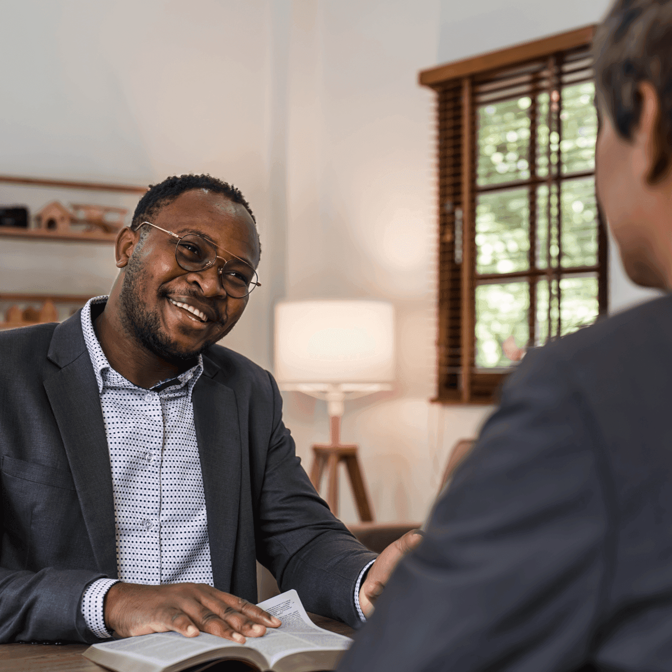 Entretien client dans les bureaux de AAZ Experts